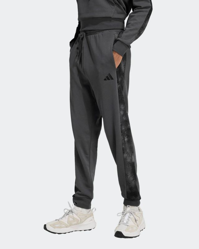 Prodotto: ADIDAS - PANTALONE GRIGIO DA UOMO CON STAMPA CAMOUFLAGE SUL LATO - KC0715
