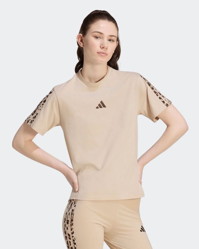 Prodotto: ADIDAS -  T-SHIRT MEZZA MANICA AOP 3S SJ TEE  BEIGE CON DETTAGLI LEOPARDATI  DA DONNA, KT0407