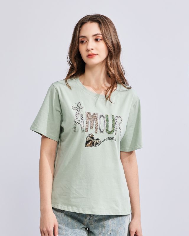 Prodotto: BACHATA - Tshirt manica corta verde salvia con scritta e strass