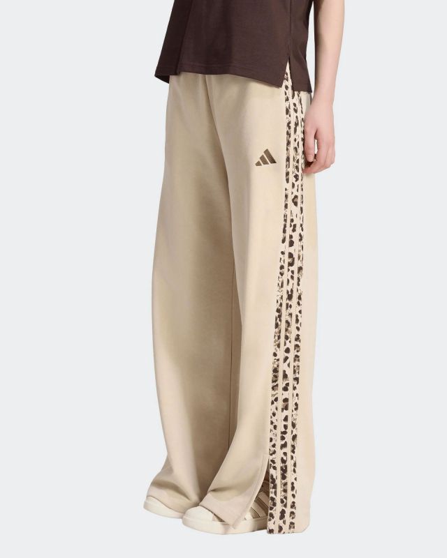 Prodotto: ADIDAS - PANTALONE SEASONAL ESSENTIALS ANIMAL PRINT 3-STRIPES BEIGE CON DETTAGLI LEOPARDATI DA DONNA,  KH1543