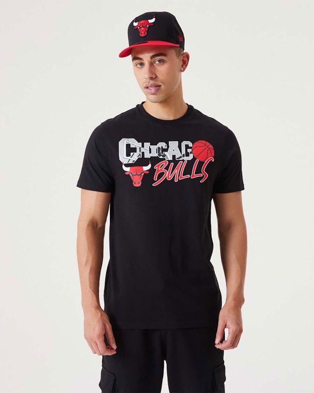Product: NEW ERA - T shirt girocollo da uomo nera in cotone con logo Chicago Bulls (1 of 5)