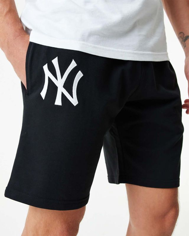 Product: NEW ERA - Pantaloni corti neri con logo bianco (1 of 6)