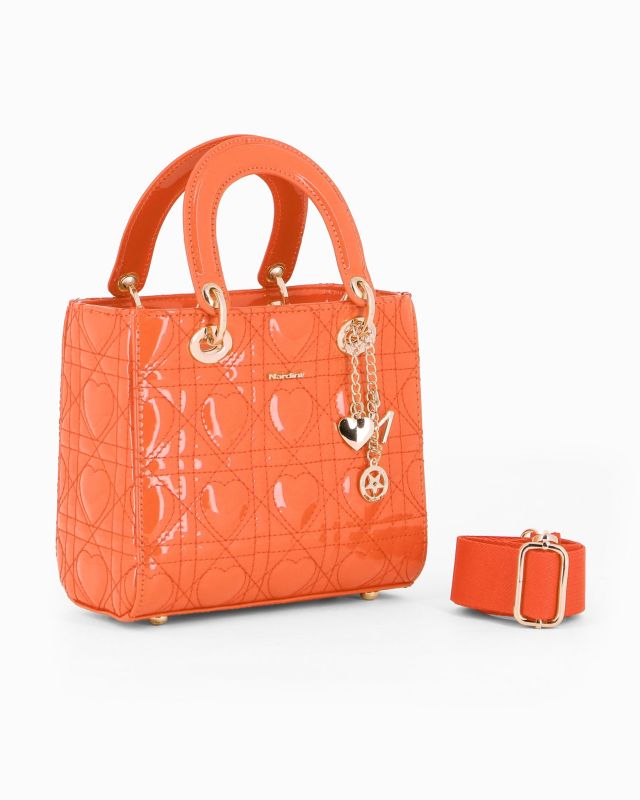 Product: NARDINI - Borsa piccola arancione due manici effetto vernice trapuntata con cuori e ciondoli, tracolla removibile (1 of 4)