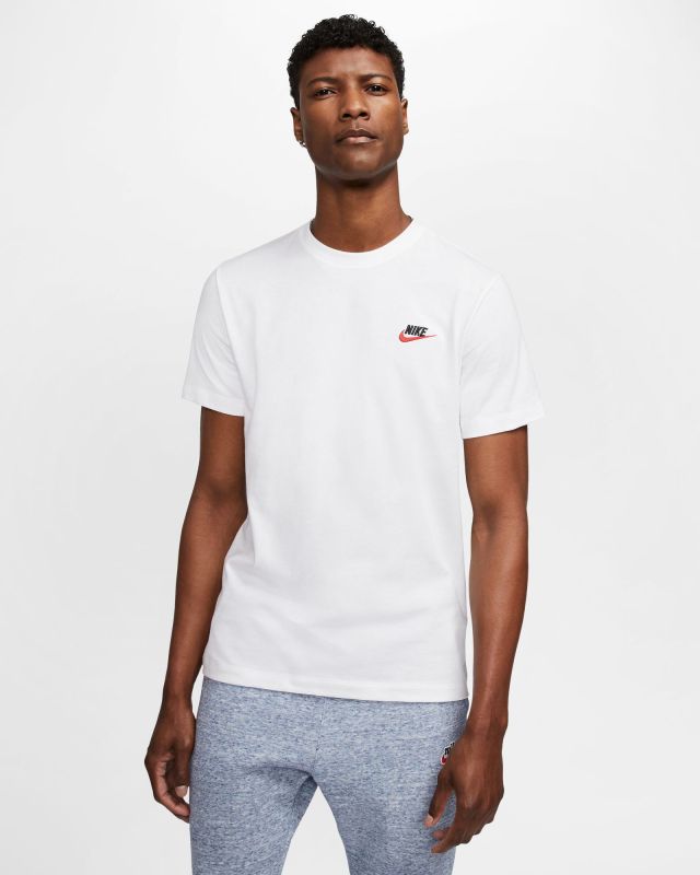 Product: NIKE – T-SHIRT SPORTSWEAR CLUB BIANCA CON LOGO NERO-ROSSO DA UOMO – AR4997/100 (1 of 8)