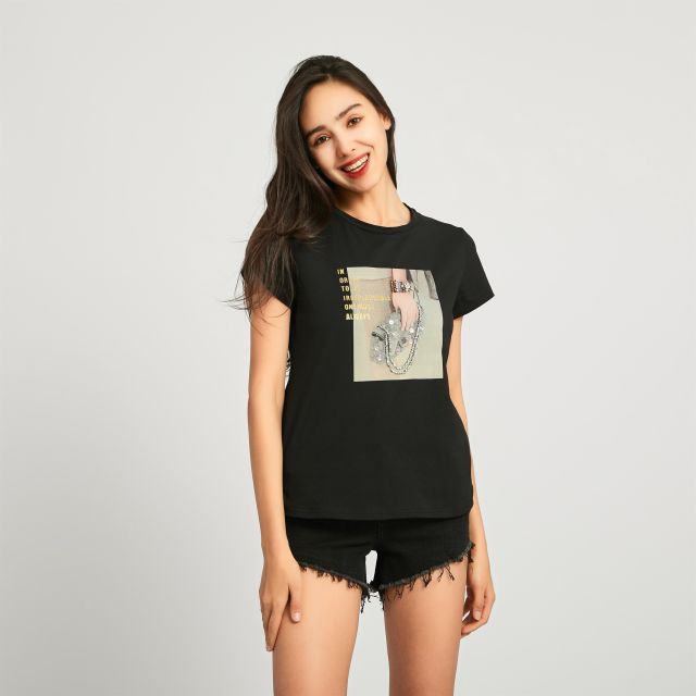 Prodotto: BACHATA - TSHIRT MANICA CORTA NERA CON STAMPA BORSETTA