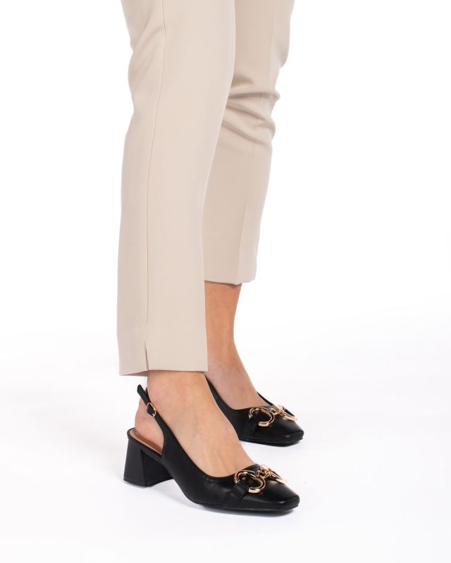 Prodotto: MISS GLOBO - Décolleté nera slingback con morsetto dorato, tacco 5CM